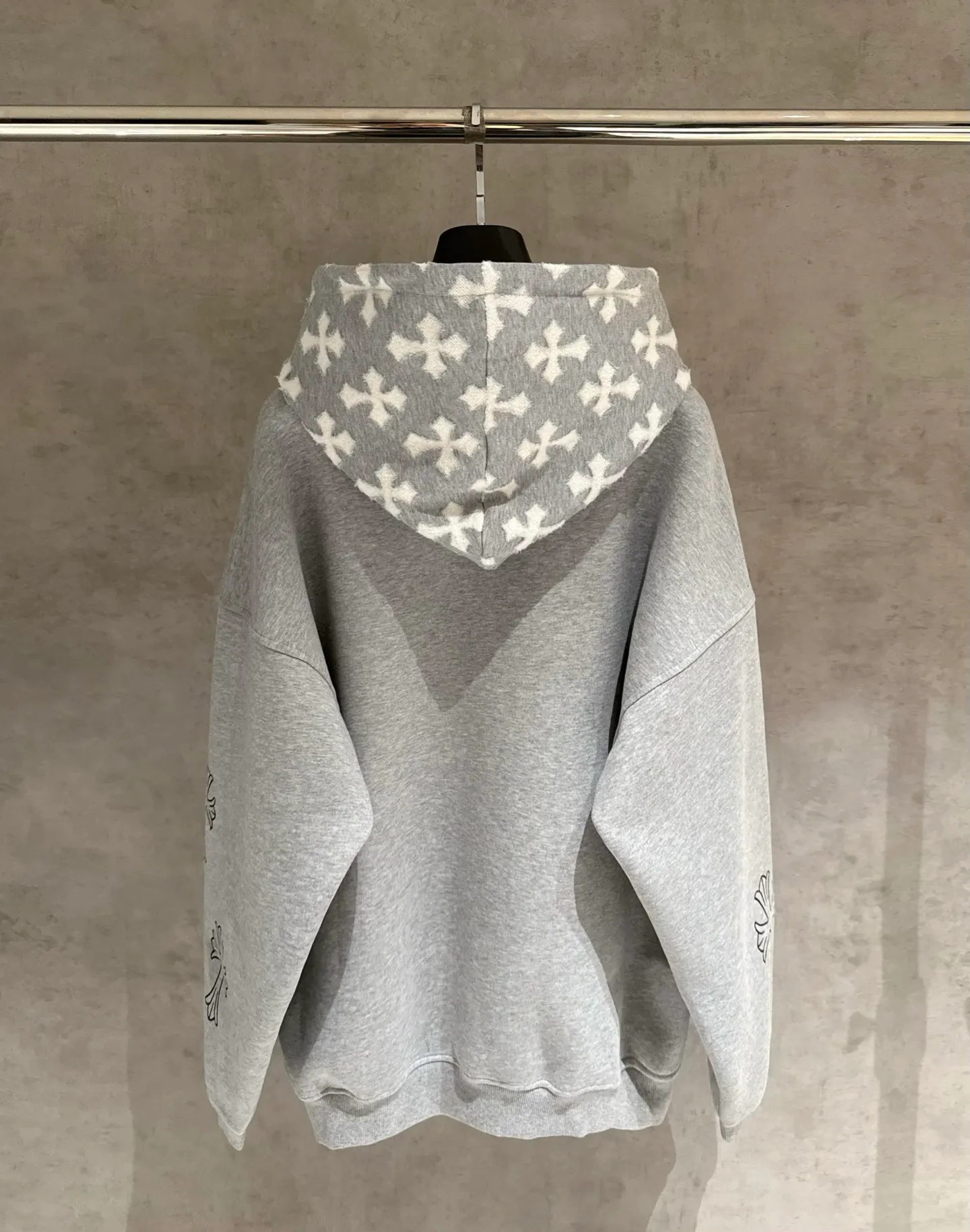 🅿️390 [Strict quality control] CH Croixin's new long-sleeved hooded sweatshirt. The fabric is made of heavy 480g double yarn fabric. The whole garment is washed. The front and rear panels are laser-burned. The ready-to-wear wash is loose. The fabric is stiff and stylish. It does not deform or shrink. Color: black, white, floral gray. Size: M-2xl